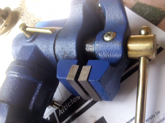 ด่วน ปากกาจับงาน 3 นิ้วของUSA. หมุนปากขึ้นลงได้สองด้าน ใช้ยึดจับที่ขอบโต๊ะทั่วไปได้ใช้งานได้ดี