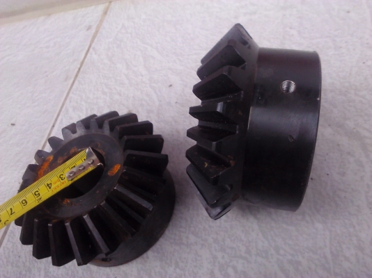 ตัวละ200 บาทเฟื่องดอกจอก (BEVEL GEARS) ใช้เปลี่ยนแนวของการส่งกำลัง ของใหม่ยังไม่ได้ใช้ขนาด 5 นิ้ว รูใน 38 มม.(มี10