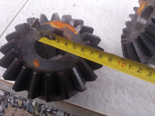 ตัวละ200 บาทเฟื่องดอกจอก (BEVEL GEARS) ใช้เปลี่ยนแนวของการส่งกำลัง ของใหม่ยังไม่ได้ใช้ขนาด 5 นิ้ว รูใน 38 มม.(มี10