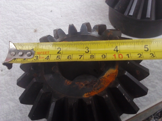 ตัวละ200 บาทเฟื่องดอกจอก (BEVEL GEARS) ใช้เปลี่ยนแนวของการส่งกำลัง ของใหม่ยังไม่ได้ใช้ขนาด 5 นิ้ว รูใน 38 มม.(มี10