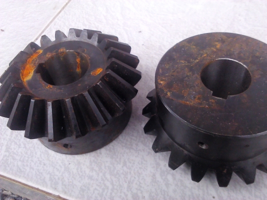 ตัวละ200 บาทเฟื่องดอกจอก (BEVEL GEARS) ใช้เปลี่ยนแนวของการส่งกำลัง ของใหม่ยังไม่ได้ใช้ขนาด 5 นิ้ว รูใน 38 มม.(มี10