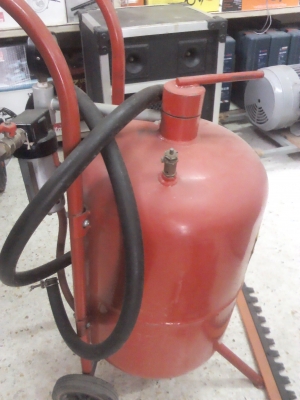 ชุดดุงยิงทรายหรือผงเหล็ก เป็นถังบรรจุผงเหล็กพร้อมล้อเข็นและตัวปรับแรงดันลม