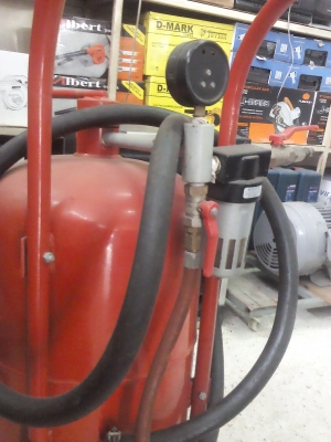 ชุดดุงยิงทรายหรือผงเหล็ก เป็นถังบรรจุผงเหล็กพร้อมล้อเข็นและตัวปรับแรงดันลม