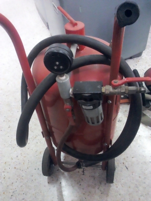 ชุดดุงยิงทรายหรือผงเหล็ก เป็นถังบรรจุผงเหล็กพร้อมล้อเข็นและตัวปรับแรงดันลม