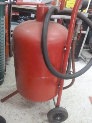 ชุดดุงยิงทรายหรือผงเหล็ก เป็นถังบรรจุผงเหล็กพร้อมล้อเข็นและตัวปรับแรงดันลม