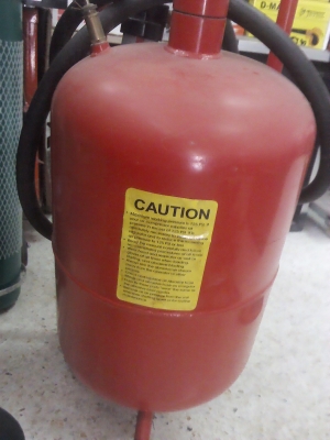 ชุดดุงยิงทรายหรือผงเหล็ก เป็นถังบรรจุผงเหล็กพร้อมล้อเข็นและตัวปรับแรงดันลม