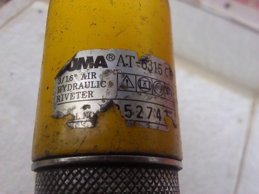 เครื่องย้ำรีเวทด้วยลม PUMA แต่ทำงานด้วยการดันน้ำมันจึงได้แรงที่มาทำงานเยอะ เครื่องย้ำรีเวทด้วยลม PUMA แต่ทำงานด้วยการดันน้ำมันจึงได้แรงที่มาทำงานเยอะ