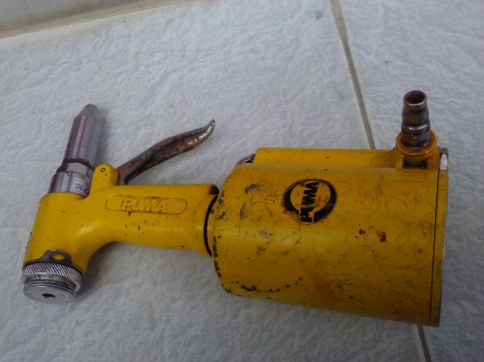 เครื่องย้ำรีเวทด้วยลม PUMA แต่ทำงานด้วยการดันน้ำมันจึงได้แรงที่มาทำงานเยอะ