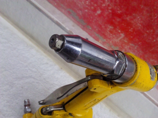 เครื่องย้ำรีเวทด้วยลม PUMA แต่ทำงานด้วยการดันน้ำมันจึงได้แรงที่มาทำงานเยอะ เครื่องย้ำรีเวทด้วยลม PUMA แต่ทำงานด้วยการดันน้ำมันจึงได้แรงที่มาทำงานเยอะ