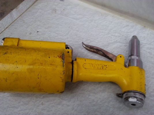 เครื่องย้ำรีเวทด้วยลม PUMA แต่ทำงานด้วยการดันน้ำมันจึงได้แรงที่มาทำงานเยอะ เครื่องย้ำรีเวทด้วยลม PUMA แต่ทำงานด้วยการดันน้ำมันจึงได้แรงที่มาทำงานเยอะ