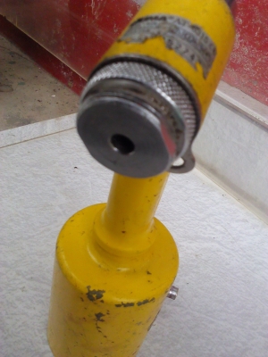 เครื่องย้ำรีเวทด้วยลม PUMA แต่ทำงานด้วยการดันน้ำมันจึงได้แรงที่มาทำงานเยอะ เครื่องย้ำรีเวทด้วยลม PUMA แต่ทำงานด้วยการดันน้ำมันจึงได้แรงที่มาทำงานเยอะ