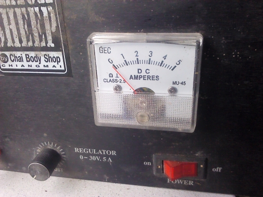 หม้อแปลงไฟฟ้าปรับแรงดันได้ 0-30 V. กระแสสูงสุดที่ 5 A. ใช้ได้กับอุปกรณ์ทุกอย่างหรือชาร์ทแบต มีหน้าปัดแสดงแรงดันและกระแสที่ใช้