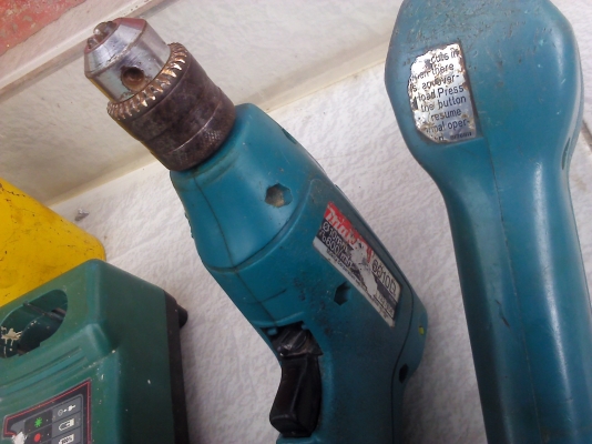 สว่านไร้สายตัวละ 2000  MAKITA สองตัวพร้อมใช้การใช้งานทุกอย่างดีแบตไม่เสื่อม(เอาสองตัวลดอีก500)