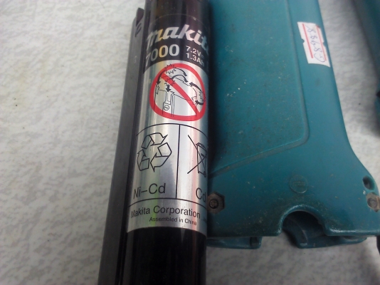 สว่านไร้สายตัวละ 2000  MAKITA สองตัวพร้อมใช้การใช้งานทุกอย่างดีแบตไม่เสื่อม(เอาสองตัวลดอีก500)