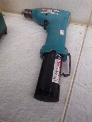 สว่านไร้สายตัวละ 2000  MAKITA สองตัวพร้อมใช้การใช้งานทุกอย่างดีแบตไม่เสื่อม(เอาสองตัวลดอีก500)