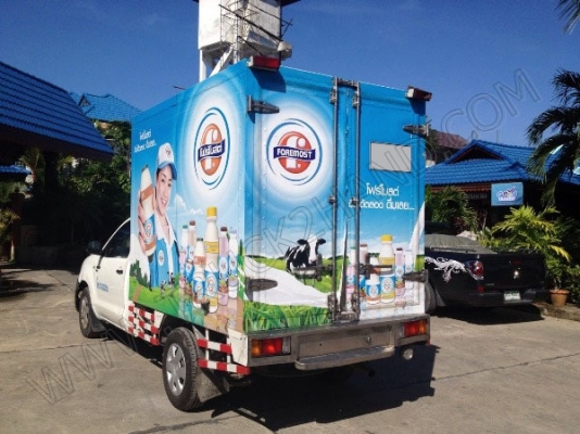 รถบรรทุก 4 ล้อ บรรทุกตู้เย็น ยี่ห้อ TOYOTA