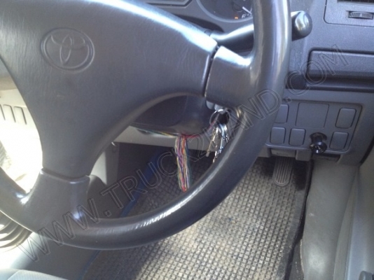 รถบรรทุก 4 ล้อ บรรทุกตู้เย็น ยี่ห้อ TOYOTA