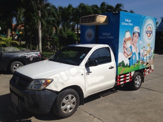 รถบรรทุก 4 ล้อ บรรทุกตู้เย็น ยี่ห้อ TOYOTA