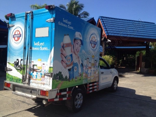 รถบรรทุก 4 ล้อ บรรทุกตู้เย็น ยี่ห้อ TOYOTA