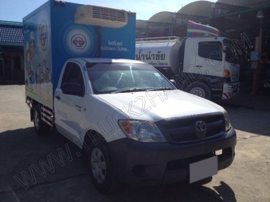 รถบรรทุก 4 ล้อ บรรทุกตู้เย็น ยี่ห้อ TOYOTA