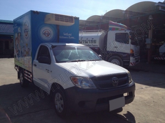รถบรรทุก 4 ล้อ บรรทุกตู้เย็น ยี่ห้อ TOYOTA