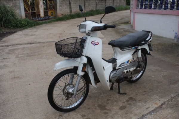 ดรีมคุรุสภาสีขาวๆอวบๆทะเบียนโอนภาษีเต็มโลโก้ครบเดิมๆพร้อมประกวดขาย15500บาท