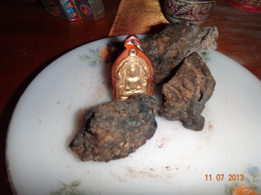 พระธาตุเหล็กไหลอันศักดิ์สิทธิ์ มีไว้เพื่อแคล้วคลาดปลอดภัยจากภัยทั้งปวง