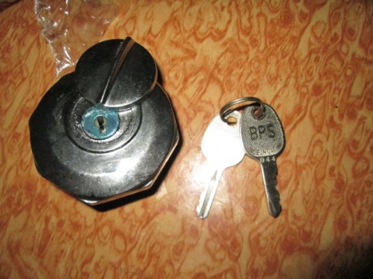 กุณแจปิด/เปิดฝาถังน้ำมัน พร้อมกุณแจ 2 ดอก ราคา 420 บาท