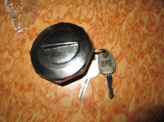 กุณแจปิด/เปิดฝาถังน้ำมัน พร้อมกุณแจ 2 ดอก ราคา 420 บาท