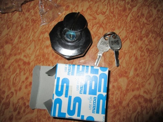 กุณแจปิด/เปิดฝาถังน้ำมัน พร้อมกุณแจ 2 ดอก ราคา 420 บาท