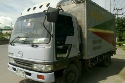 HINO หกล้อ FC4J ปี44 ตู้เปียก (อู่เอกชัย) ยาว4.3 เมตร หัวเดิม ซัซซี่ท่อนท้ายผุเดิมแต่ช่วงหน้าสวยหมด ภายในสวยอุปกรณ์ครบ แอร์เย็น เครื่องดี วิ่ง 3xx,xxx 650,000