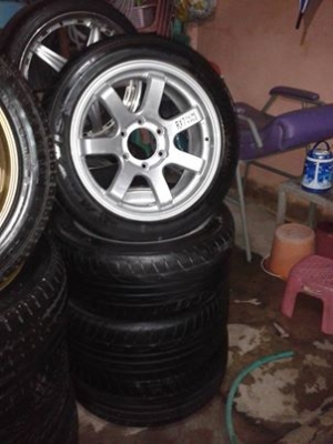 ขายแม็ก6รู17*7.5+ยาง215/50/17ปี10ราคา13500 ขายแม็ก6รู17*7.5+ยาง215/50/17ปี10ราคา13500