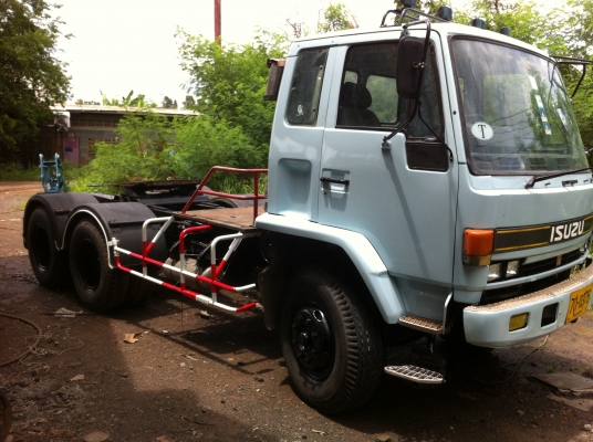 หัวลาก 240  สภาพสวยๆ  ยางทุกเส้นใหม่  98\% เครื่องดี  คัสซีสวย (ราคาต่อรองได้) 089-7188336