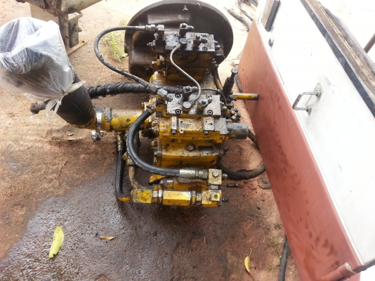 ขายด่วน ปั้มท้ายเครื่อง KOMATSU PC200-5