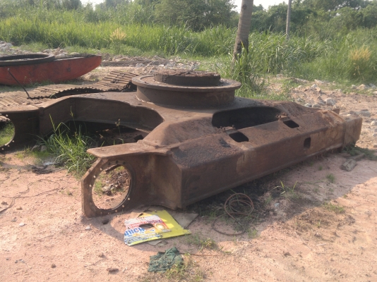 ขายด่วน เฟลมล่าง HITACHI EX 200 ขายถูกจะย้ายอู่ครับ