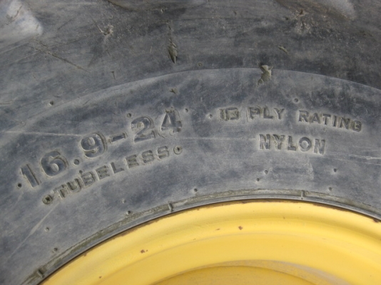 รถตักล้อยาง  WA100-1-33529  ชั่วโมงใช้งาน 1,500 ช.ม.  สภาพสวย  นำเข้าจากญี่ปุ่น  เดินทางถึงไทยแล้ว  โทร.081-373-0559