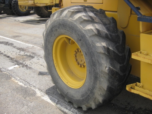 รถตักล้อยาง  WA100-1-33529  ชั่วโมงใช้งาน 1,500 ช.ม.  สภาพสวย  นำเข้าจากญี่ปุ่น  เดินทางถึงไทยแล้ว  โทร.081-373-0559