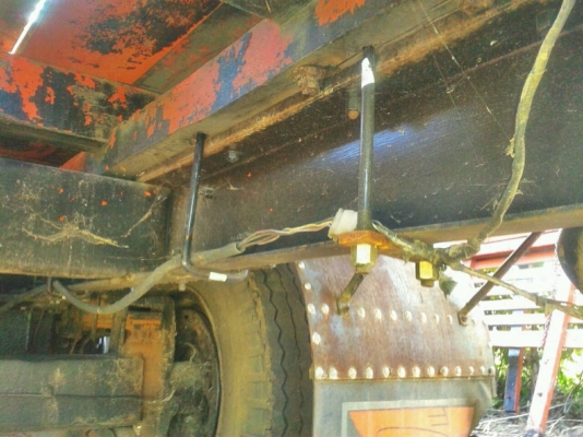 ขาย 10 ล้อกำลังต่อเป็นเทเลอร์