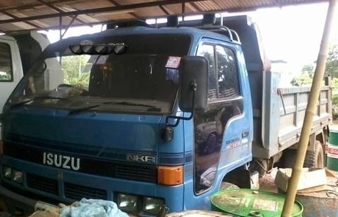 ISUZU NPR 125 HP 4BG1 หกล้อดั๊มพ์ กระบะดั๊มพ์เหล็ก 4 ตันความยาว 3.60 สภาพสวย เครื่องแน่นแรงดี ภายในเก๋งคอนโซลครบพร้อม พวงมาลัยเพาเวอร์ แอร์เย็น ช่วงล่างคัชซีสวยเงาไม่มีแตกไม่มีบวม เฟืองท้ายกับคานหน้าใหญ่ติด F ครบหมดแล้ว ยาง 8.25 ขอบ 16 สภาพดี 70\% พร้อมบรร ISUZU NPR 125 HP 4BG1 หกล้อดั๊มพ์ กระบะดั๊มพ์เหล็ก 4 ตันความยาว 3.60 สภาพสวย เครื่องแน่นแรงดี ภายในเก๋งคอนโซลครบพร้อม พวงมาลัยเพาเวอร์ แอร์เย็น ช่วงล่างคัชซีสวยเงาไม่มีแตกไม่มีบวม เฟืองท้ายกับคานหน้าใหญ่ติด F ครบหมดแล้ว ยาง 8.25 ขอบ 16 สภาพดี 70\% พร้อมบรร