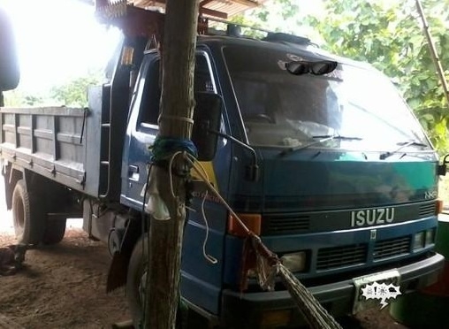 ISUZU NPR 125 HP 4BG1 หกล้อดั๊มพ์ กระบะดั๊มพ์เหล็ก 4 ตันความยาว 3.60 สภาพสวย เครื่องแน่นแรงดี ภายในเก๋งคอนโซลครบพร้อม พวงมาลัยเพาเวอร์ แอร์เย็น ช่วงล่างคัชซีสวยเงาไม่มีแตกไม่มีบวม เฟืองท้ายกับคานหน้าใหญ่ติด F ครบหมดแล้ว ยาง 8.25 ขอบ 16 สภาพดี 70\% พร้อมบรร