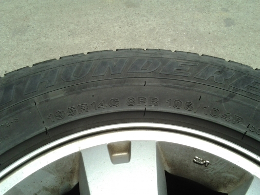 ขายแม็กพร้อมยางขอบ14ของnissan  ฟอร์นเทืย สภาพพร้อมใช้งานครับ  1ชุด