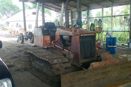 แทรคเตอร์ KOMATSU D20-6 เกียร์ตัด ตีนเป็ด รถทำงานอยู่