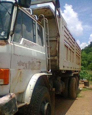 HINO SUMO FM 226 - 220 HP EM100 สิบล้อดั๊มพ์ 2 เพลา กระบะดั๊มพ์เหล็ก 12 ตันสภาพดี เครื่องแรงดีไม่มีเยิ้ม ภายในเก๋งคอนโซลครบพร้อม พวงมาลัยเพาเวอร์ ระบบเบรคทริ๊ปฟี้ ช่วงล่างคัชซีไม่มีดาม ยางสภาพดี 10 เส้นประมาณ 70\% พร้อมบรรทุกพร้อมใช้งาน เอกสารทะเบียนภาษีคร