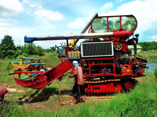 ขายรถเกี่ยวข้าว ไทยเส็งยนต์ รุ่นมดตะนอย ทำเครื่องใหม่แล้ว !!!! (ปรับราคา)