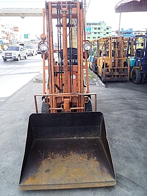 ขายรถยกโตโยต้า 700 กิโล   เครื่องเบนซิน  งาเทด้ำ-มีบุ้งกี่  เสาสูง 3 เมตร   สีเดิมจากนอก นำเข้าจากญี่ปุ่น ใช้งานได้ทันที