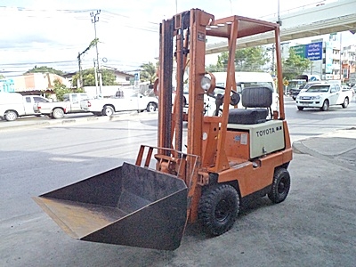 ขายรถยกโตโยต้า 700 กิโล   เครื่องเบนซิน  งาเทด้ำ-มีบุ้งกี่  เสาสูง 3 เมตร   สีเดิมจากนอก นำเข้าจากญี่ปุ่น ใช้งานได้ทันที