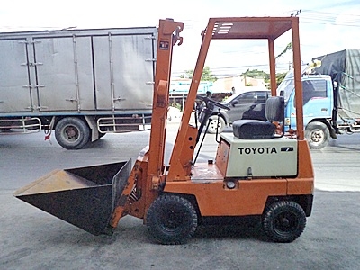 ขายรถยกโตโยต้า 700 กิโล   เครื่องเบนซิน  งาเทด้ำ-มีบุ้งกี่  เสาสูง 3 เมตร   สีเดิมจากนอก นำเข้าจากญี่ปุ่น ใช้งานได้ทันที