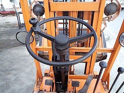 ขายรถยกโตโยต้า 700 กิโล   เครื่องเบนซิน  งาเทด้ำ-มีบุ้งกี่  เสาสูง 3 เมตร   สีเดิมจากนอก นำเข้าจากญี่ปุ่น ใช้งานได้ทันที