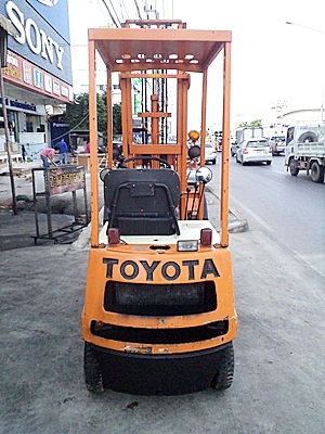 ขายรถยกโตโยต้า 700 กิโล   เครื่องเบนซิน  งาเทด้ำ-มีบุ้งกี่  เสาสูง 3 เมตร   สีเดิมจากนอก นำเข้าจากญี่ปุ่น ใช้งานได้ทันที