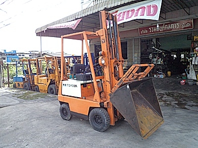 ขายรถยกโตโยต้า 700 กิโล   เครื่องเบนซิน  งาเทด้ำ-มีบุ้งกี่  เสาสูง 3 เมตร   สีเดิมจากนอก นำเข้าจากญี่ปุ่น ใช้งานได้ทันที